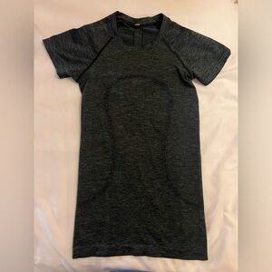 Lululemon Swiftly Run Tech Short Sleeve Shirt in Green/Grey Mixed Size 2